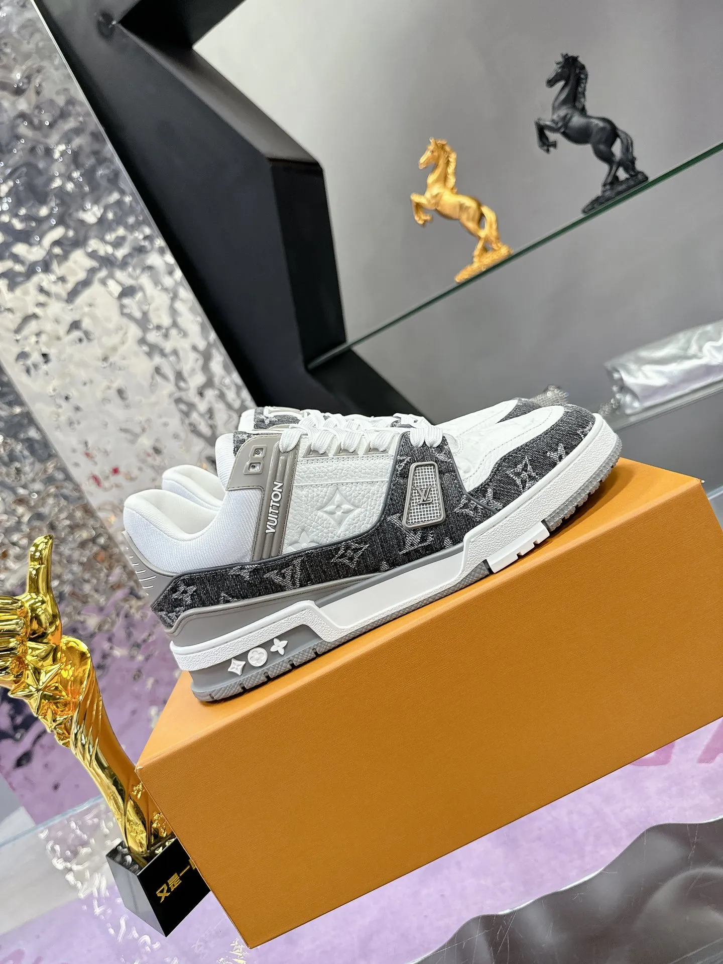 👟👟Ex-factory price 720👟👟 Original development, quality shipments, welcome to compare ❥❥❥❥❥❥LV Trainer Maxi sneakers series LV Trainer Maxi sneakers introduce the loose silhouette of the ready-to-wear series into the LV Trainer sneaker design written by Virgil Abloh, making an eye-catching appearance at the 2024 spring and summer men's wear show. The cow leather upper is combined with rough fabric laces, and colorful beading highlights the brand's classic elements. LV letters mark the tongue and Monogram floral outsole. Mixed materials Made of first-layer cowhide, wrapped in imported custom-printed denim, thick shoelace design, large Monogram print on the side, "lv 54" badges on the tongue and heel, rubber outsole decorated with Monogram flowers, mesh lining and cotton feet, the comfort is as extreme as ever, premium heritage, quality first, worth owning! Size: 35-40 for women, 39-44 for men (45 is custom-made and cannot be returned or exchanged) ♡Full set of packaging with original gift box